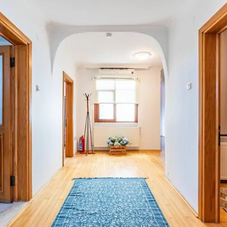 Bright Gorgeous Airy 4Bd2Bath Central Pad! #348