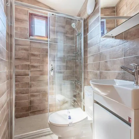 Bright Gorgeous Airy 4bd2bath Pad! #348